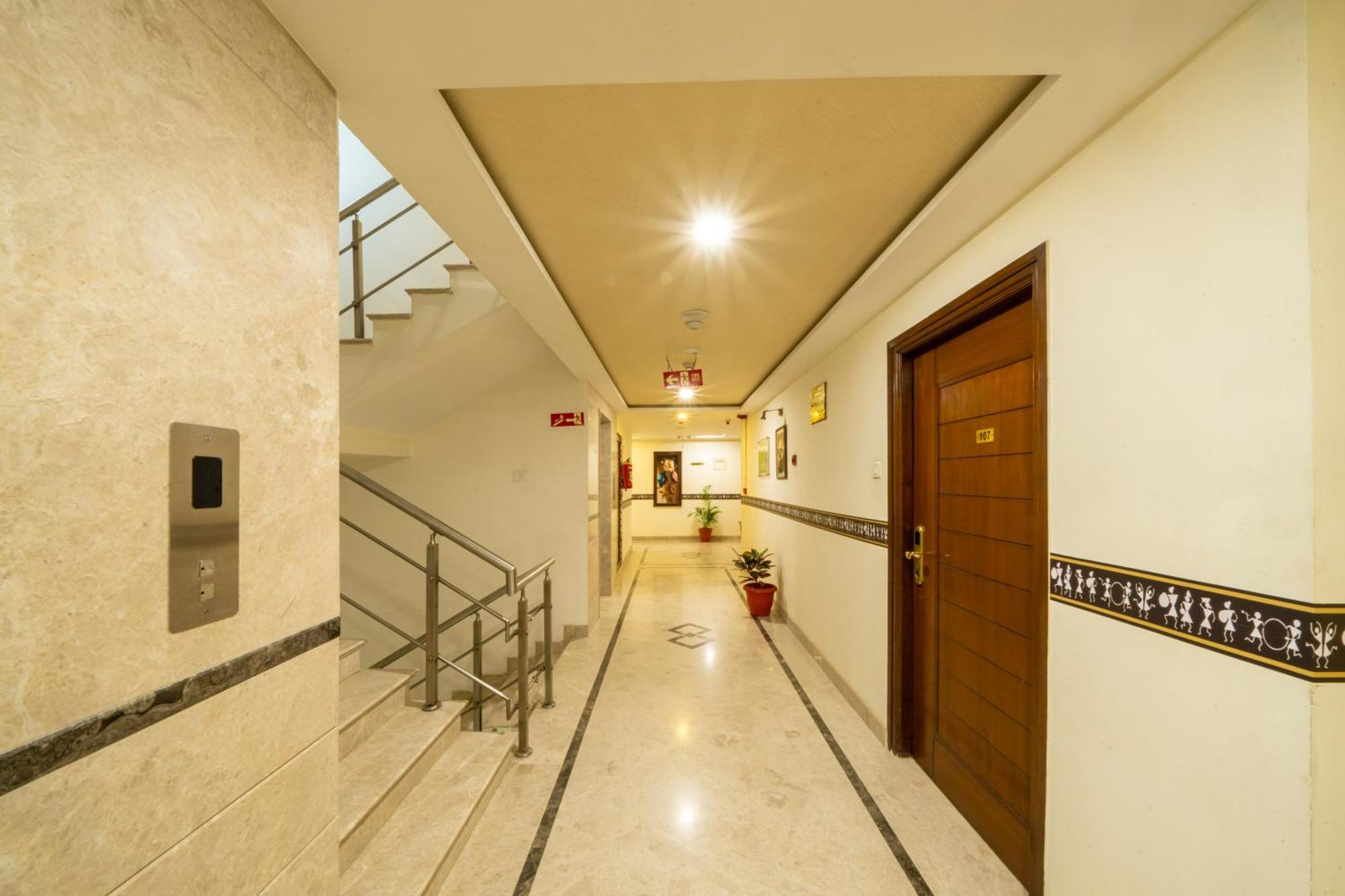 Lords Midtown Suites Bangalore Exterior foto