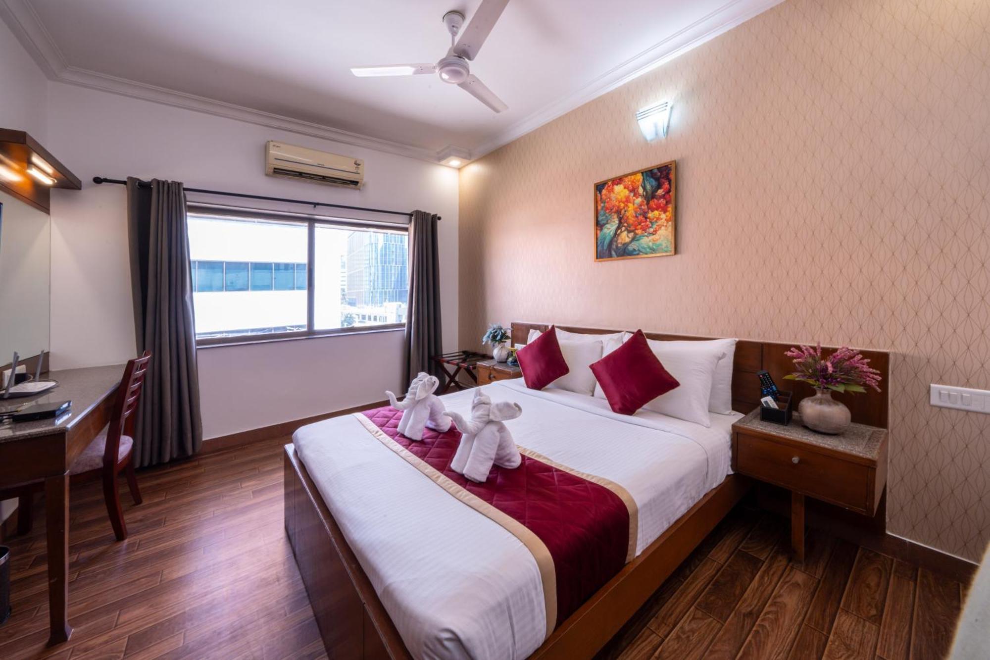 Lords Midtown Suites Bangalore Exterior foto